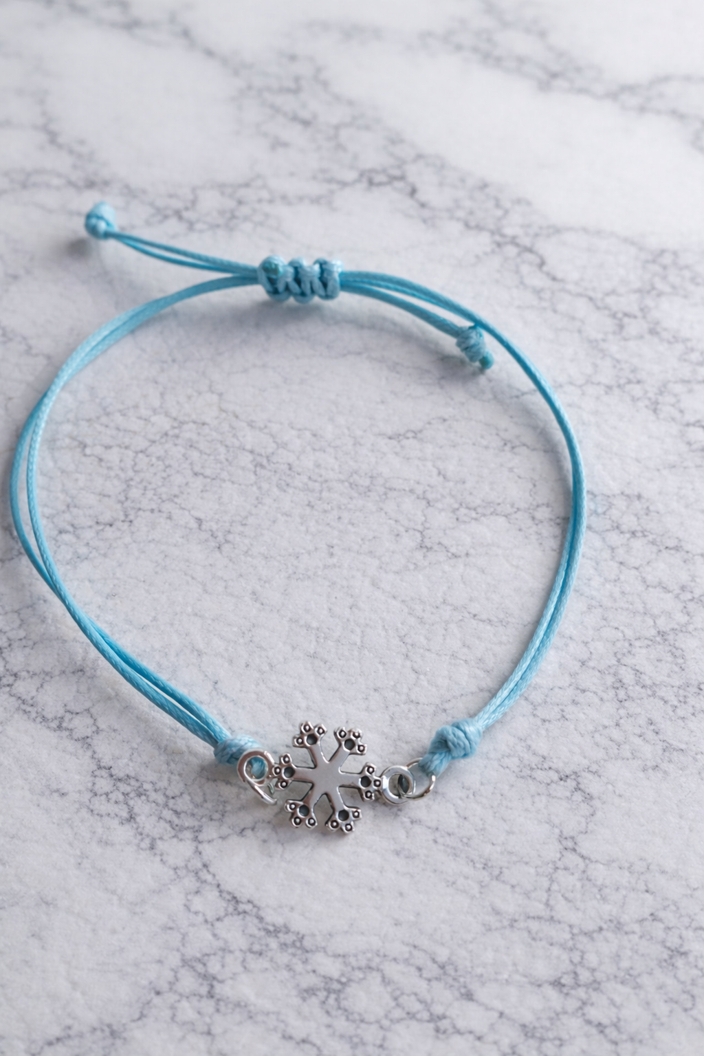 Bracelet réglable en cordon bleu ciel Convient à la plupart des poignets.