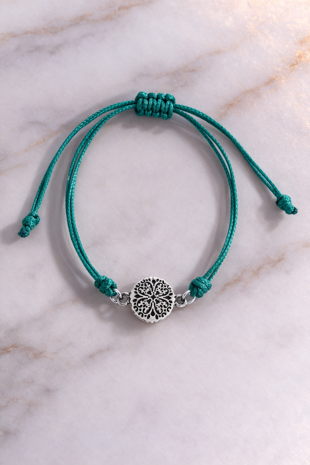 le bracelets c est un trèfle a 4 feuilles la code est verte