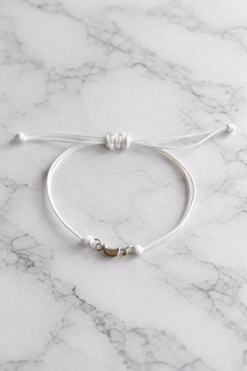 Bracelet réglable en cordon blanc Convient à la plupart des poignets.