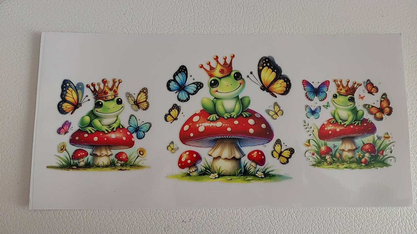 la grenouille est sur un champignon il a des papillon