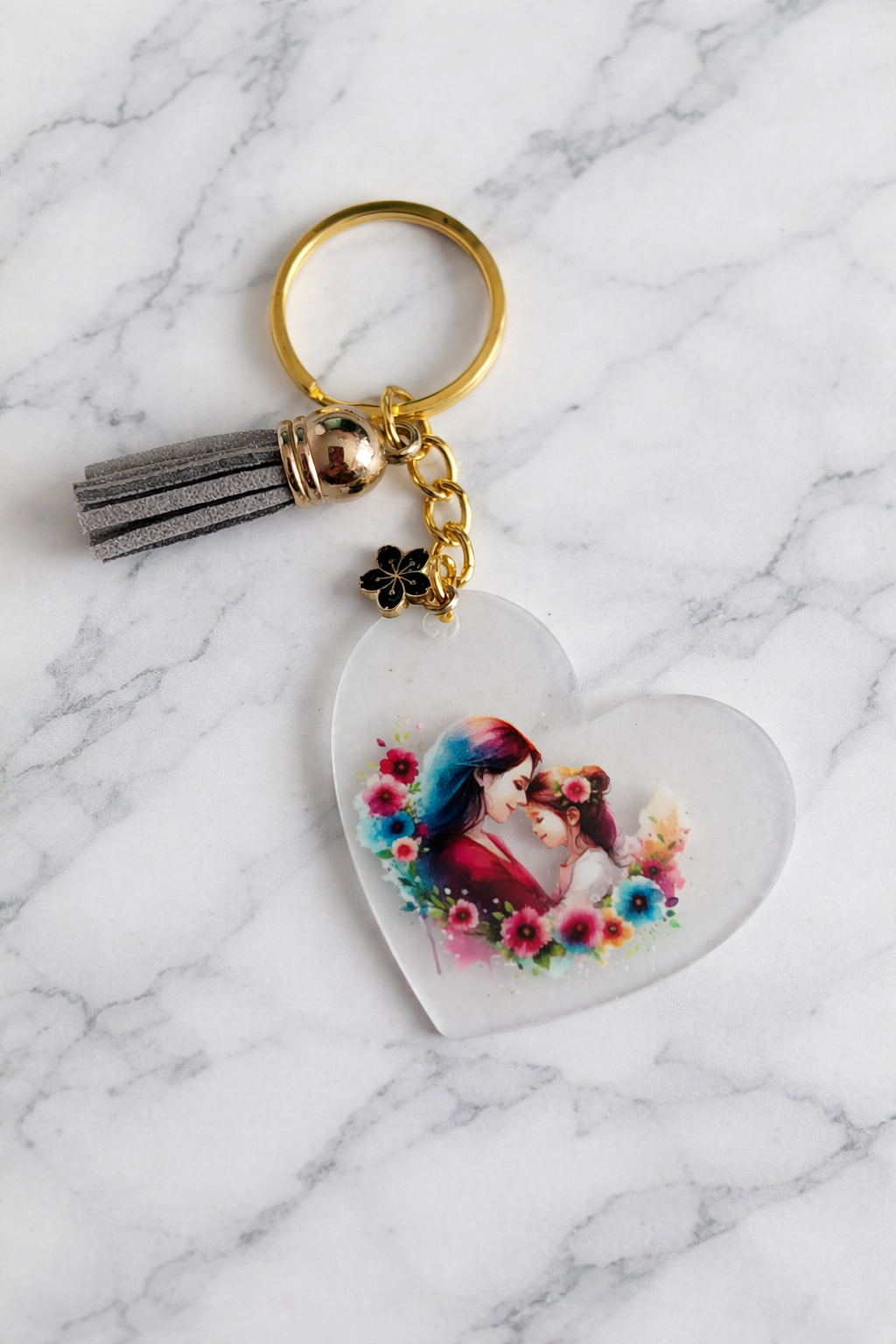 le coeur est en arcrelyque le petit pompon est gris avec des paillette