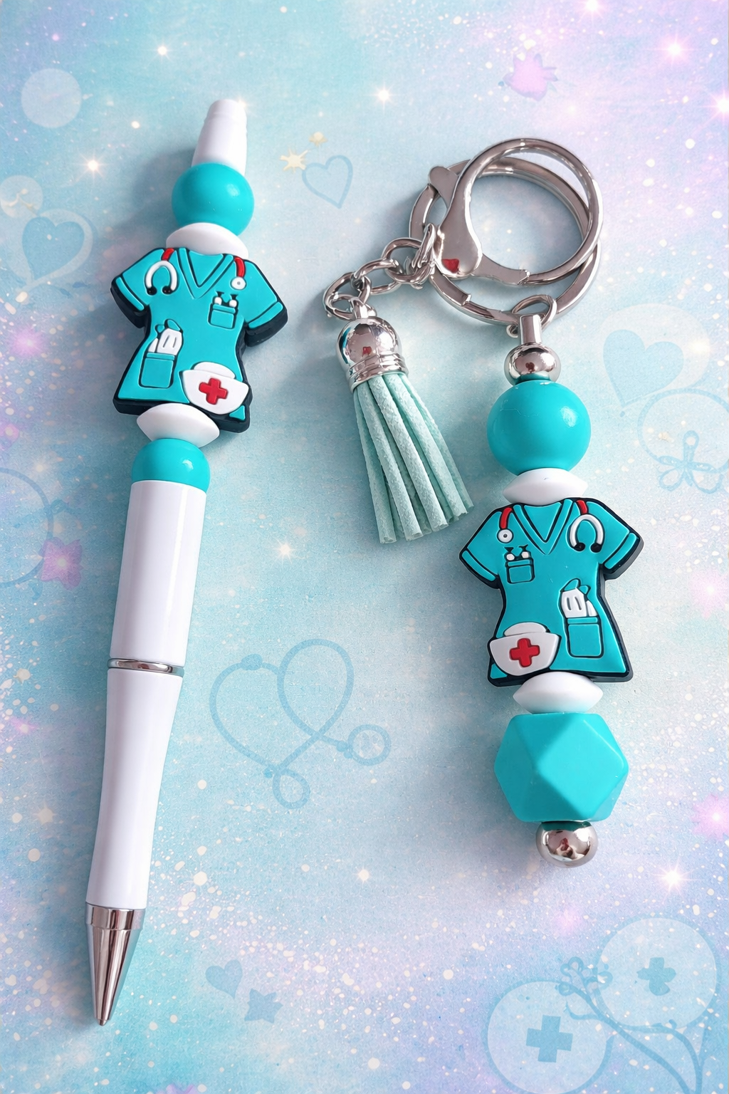 Le stylo écrie en noir les perles son en silicone même le porte clés est en métal les perle son en silicone le pompon