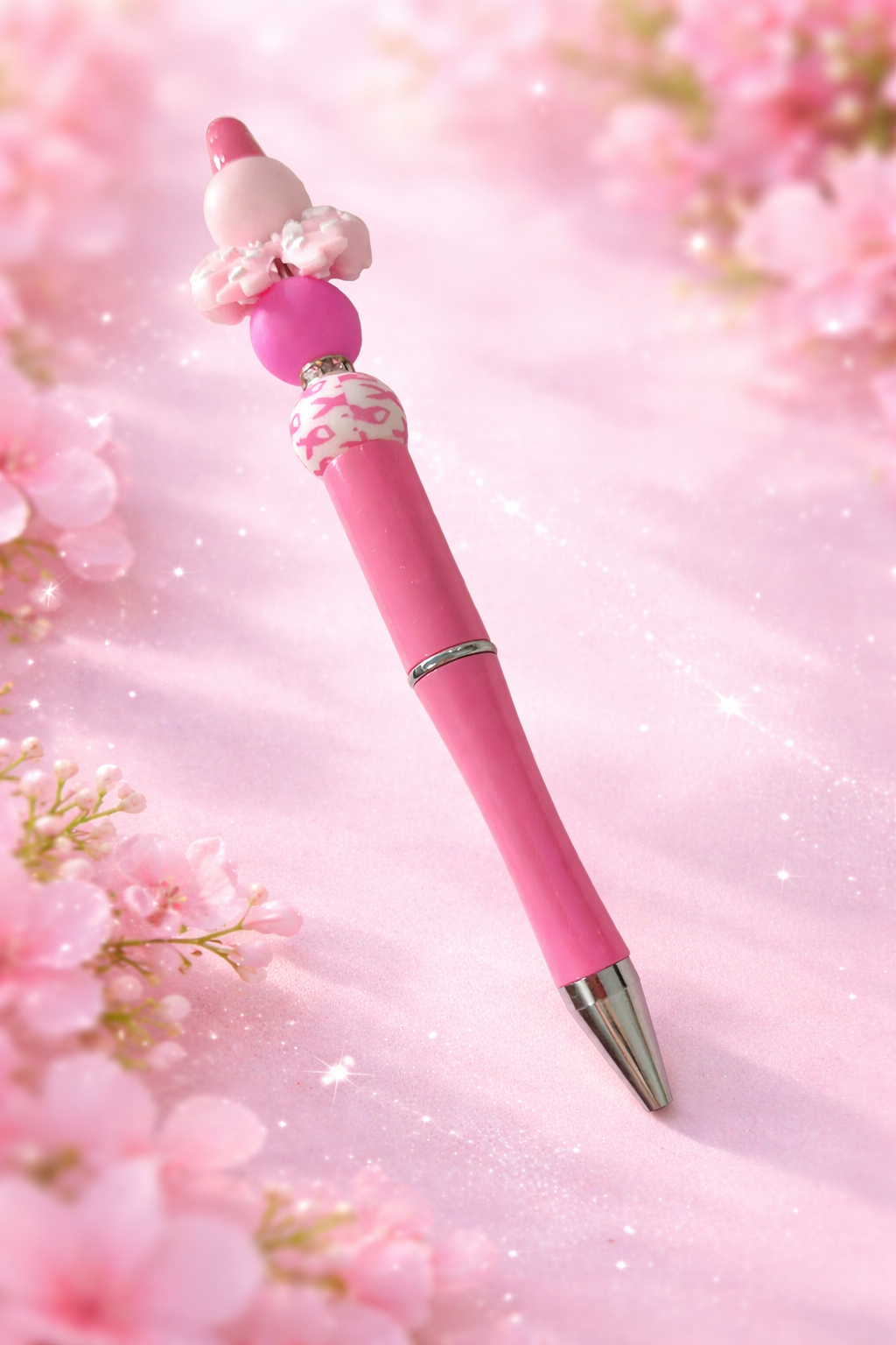 Stylo rose avec nœud et perle en silicone avec un nœud et une perles avec des rubans rose pour la lutte contre le cancer du sein avec un bijou