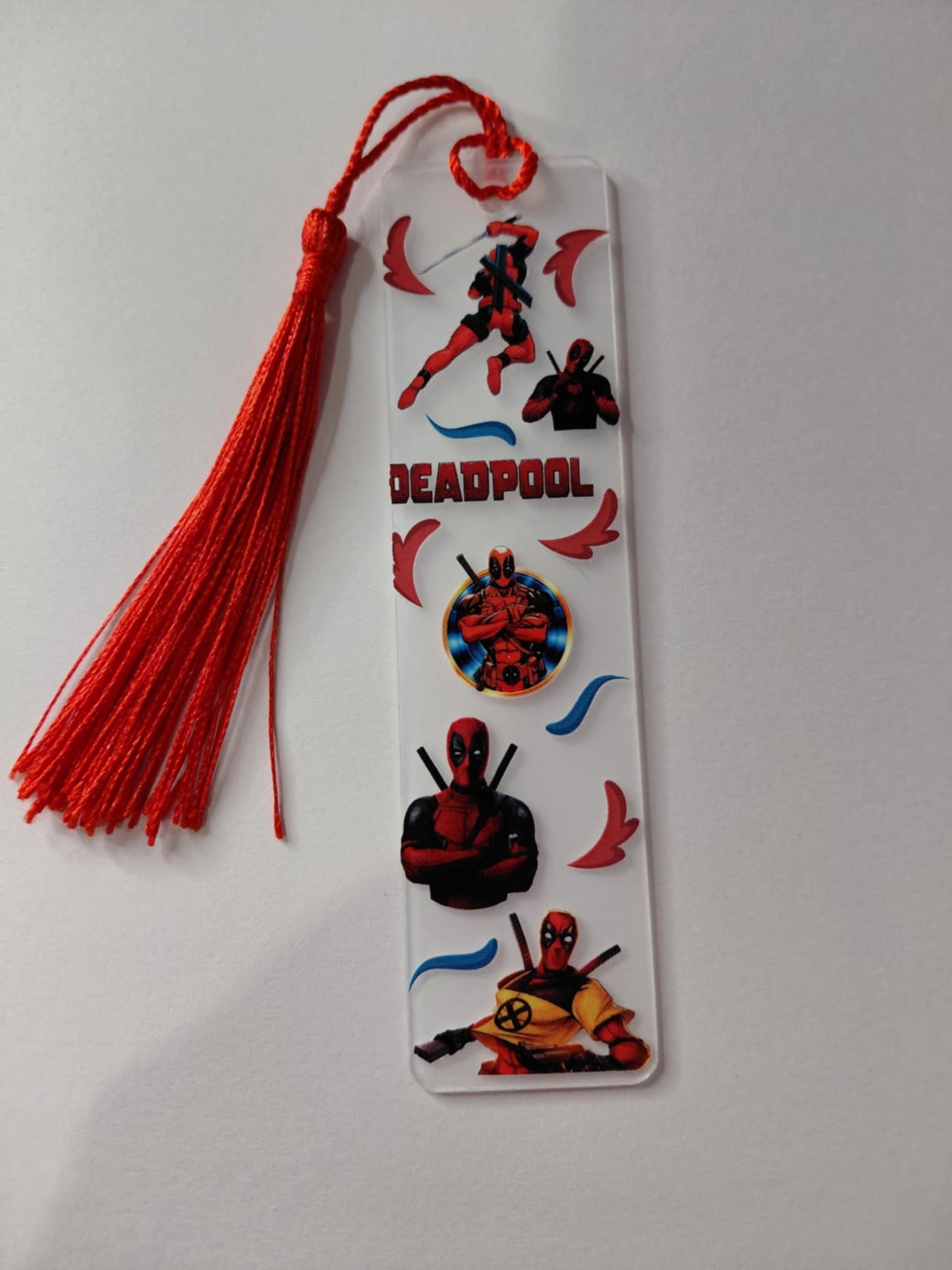 Marque pages avec une image de deadpool pompon rouge