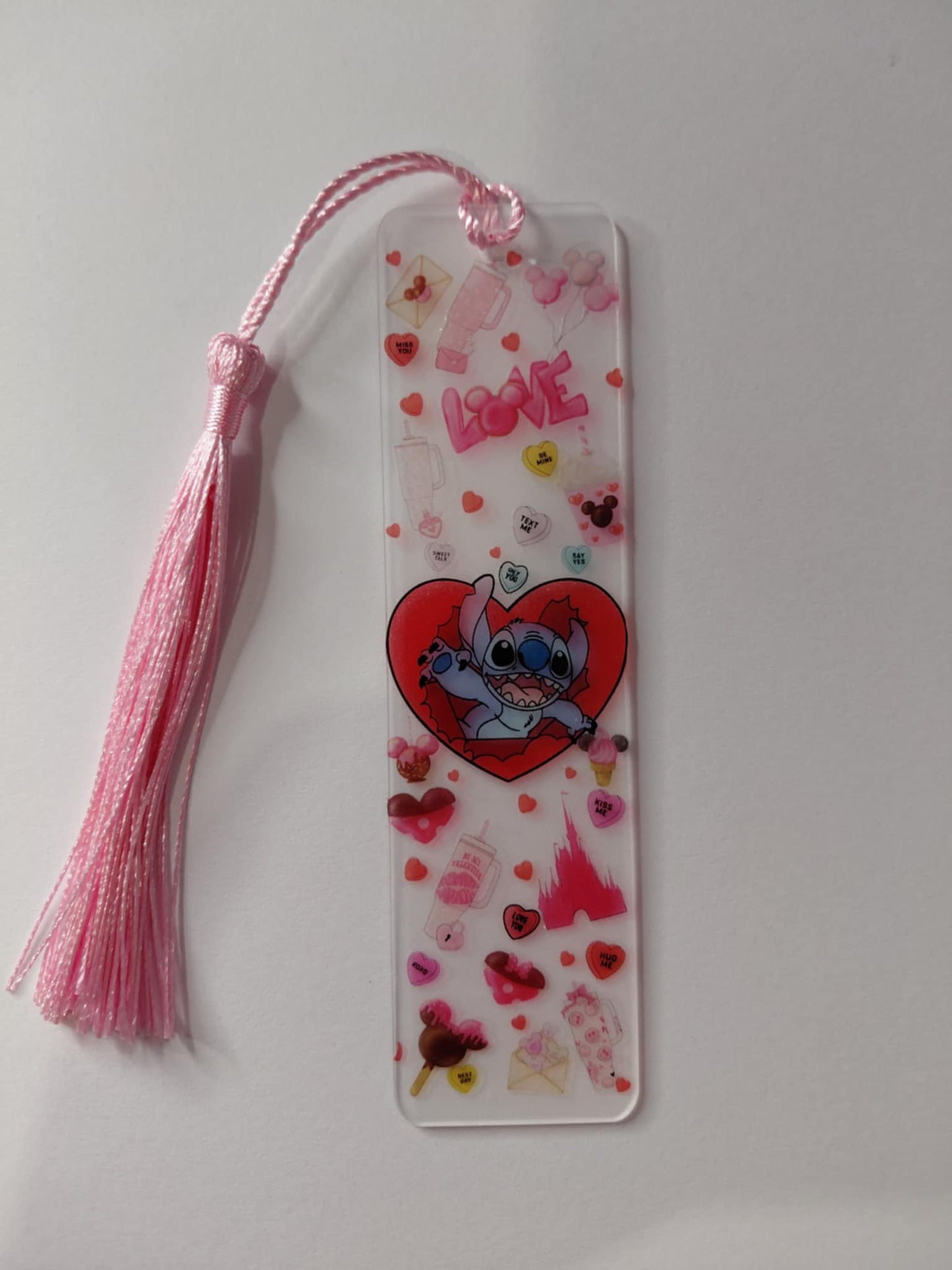 marque pages avec une image de stitch des coeur est un pompon rose
