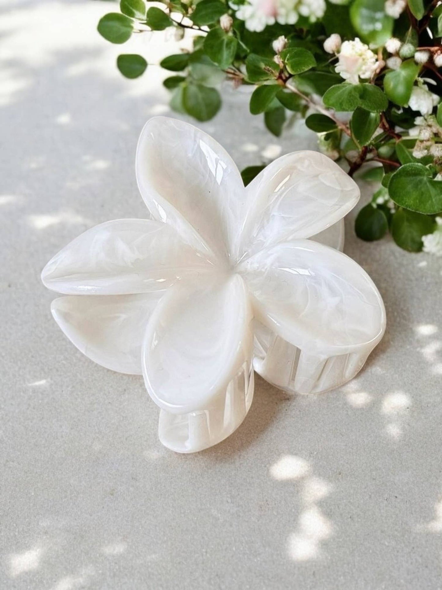 Apportez une touche de douceur à votre coiffure avec cette pince à cheveux en forme de fleur