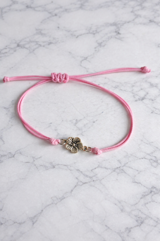 la petite fleur est métal la corde et rose 