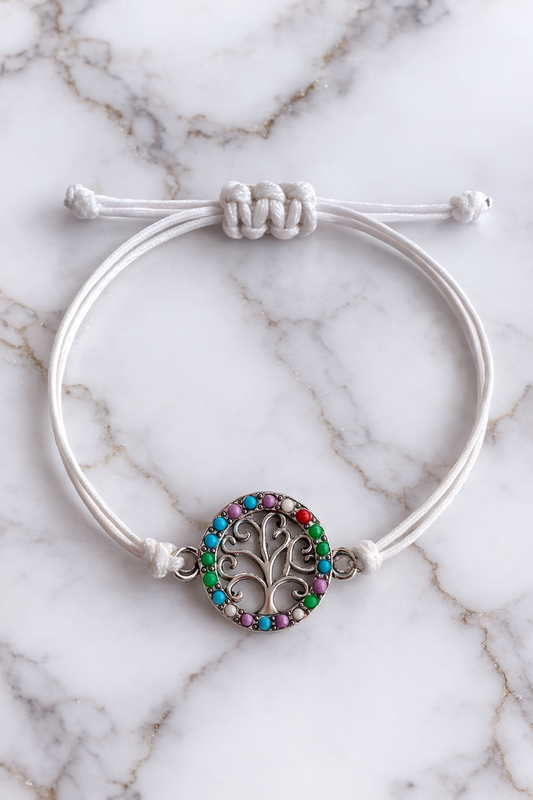le cordon et blanc et le cercle en perle et métal avec un arbre a l intérieur 