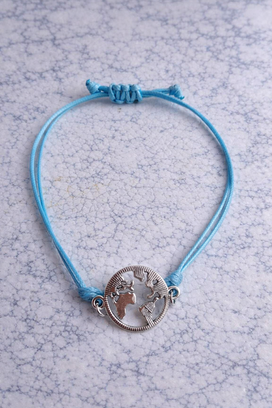 le cordon est bleu ciel avec la terre en métal 