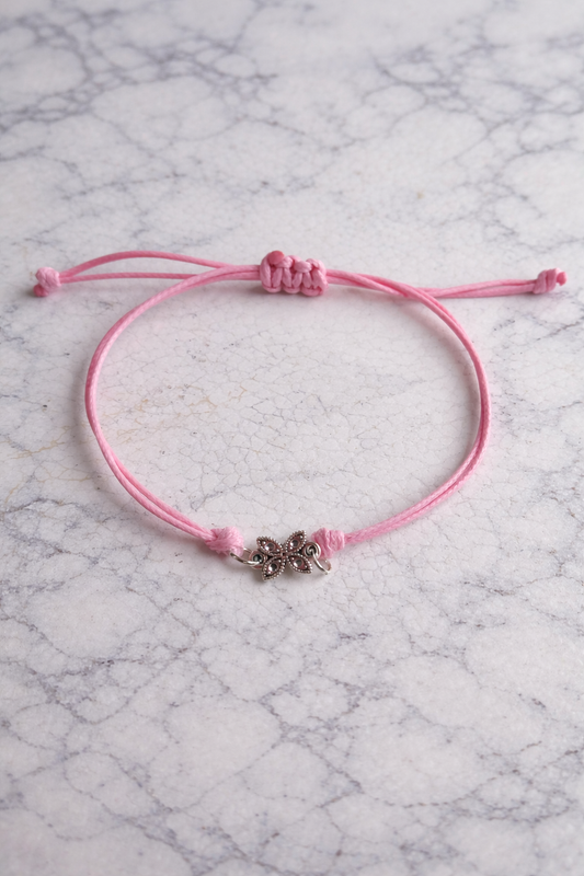 la corde et rose et le petit papillon et en métal 