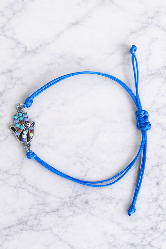 la main a des perles plusieurs couleur 