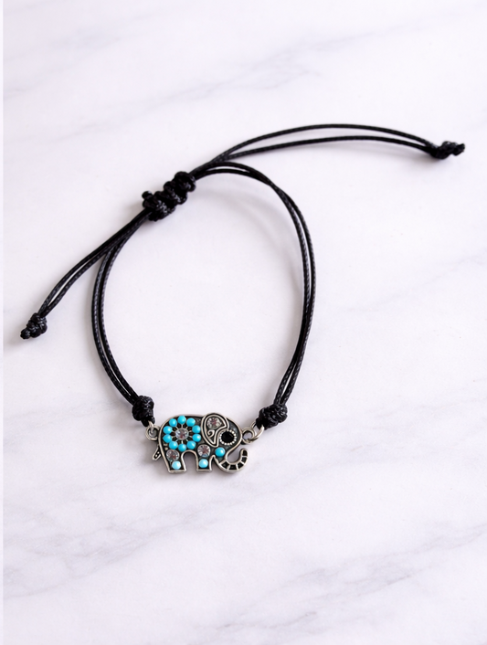 le bracelets et avec un éléphant qui a des perles bleu