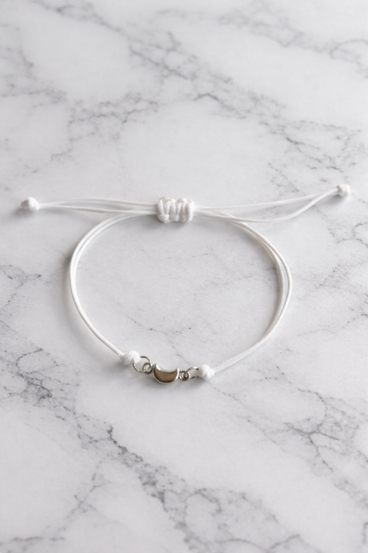 Bracelet réglable en cordon blanc Convient à la plupart des poignets.