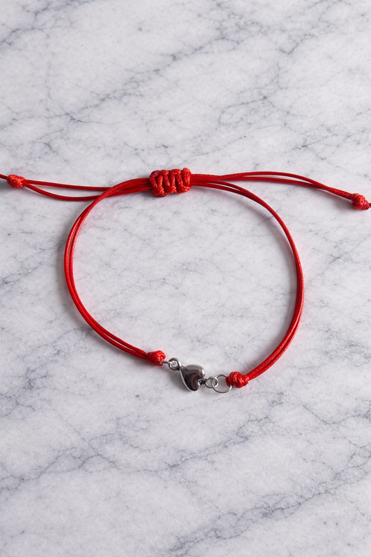 Bracelets petit cœur en métal avec le cordon rouge 