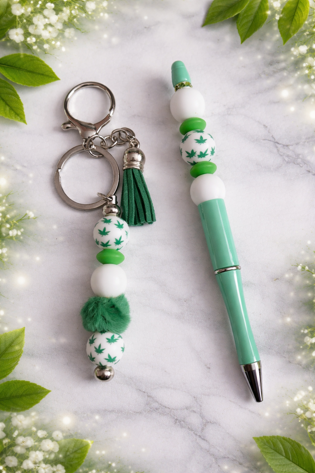 Le stylo a des perle en silicone l encre est noir le porte cles et en metal avec un pompom vert 