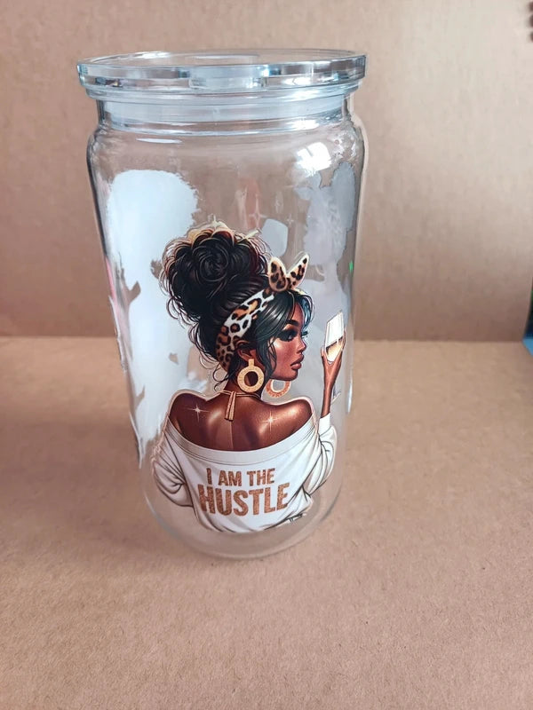 Goblet avec une image de fille qui a un verre dans les main et un nœud 