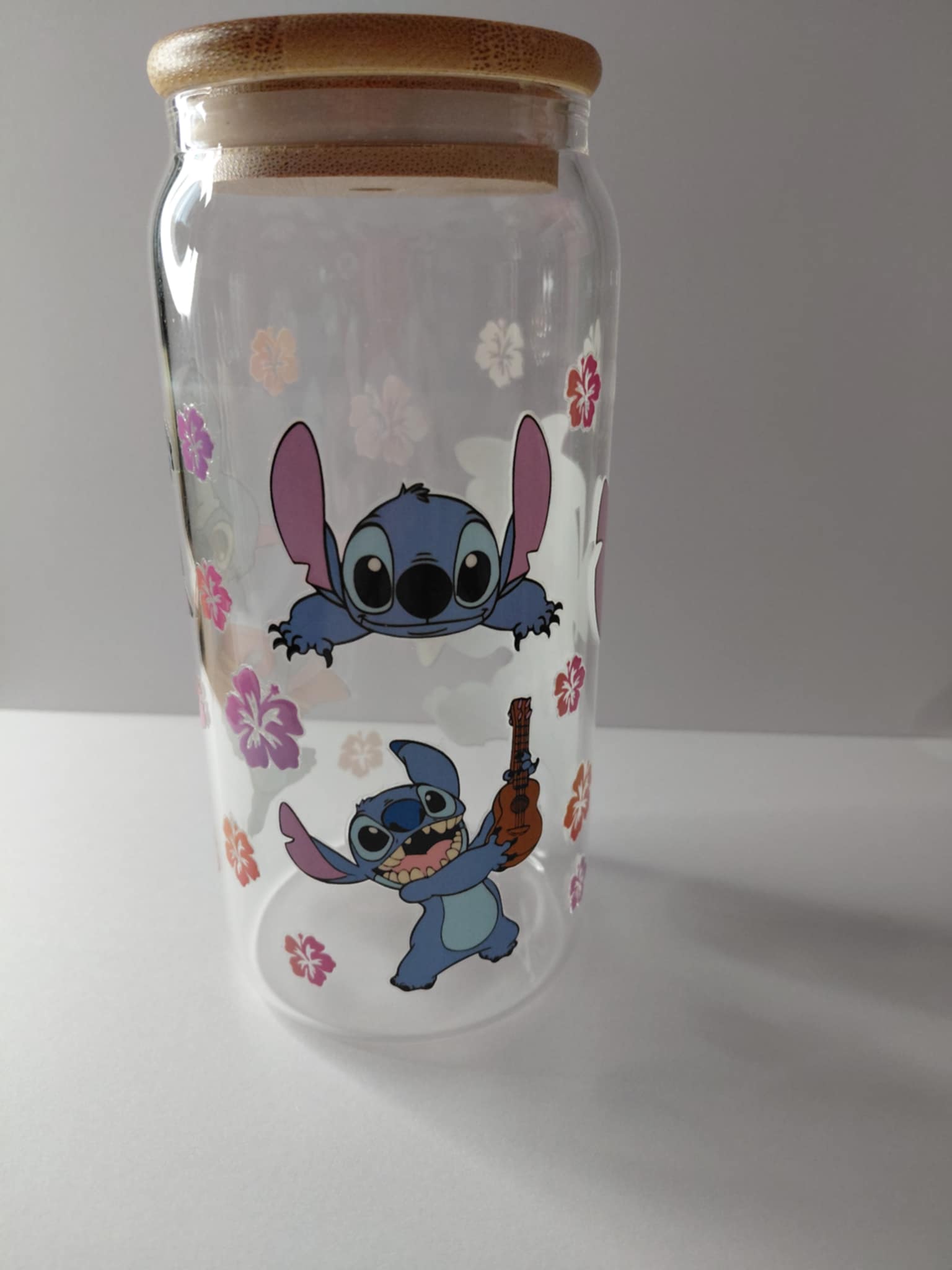 Goblet en verre une image de stitch qui joue de la guitare et des fleur 