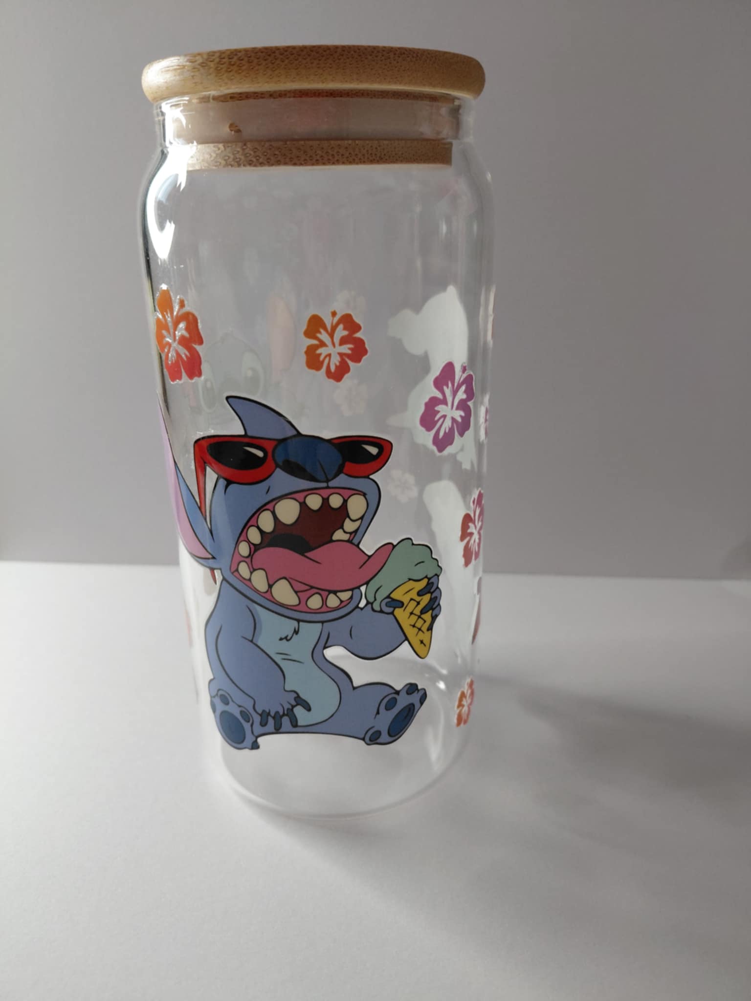 Gobelet  en verre avec stitch qui mange une glacée