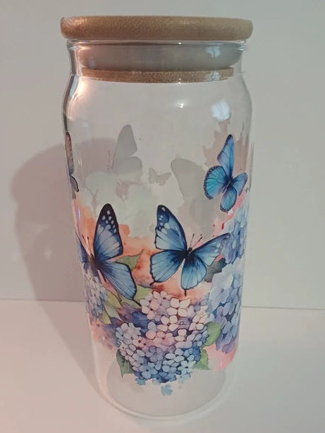 Goblet en verre avec une image de papillon et des fleur  