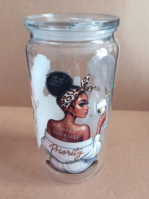 Goblet avec une image d une fille avec un verre dans sa main 