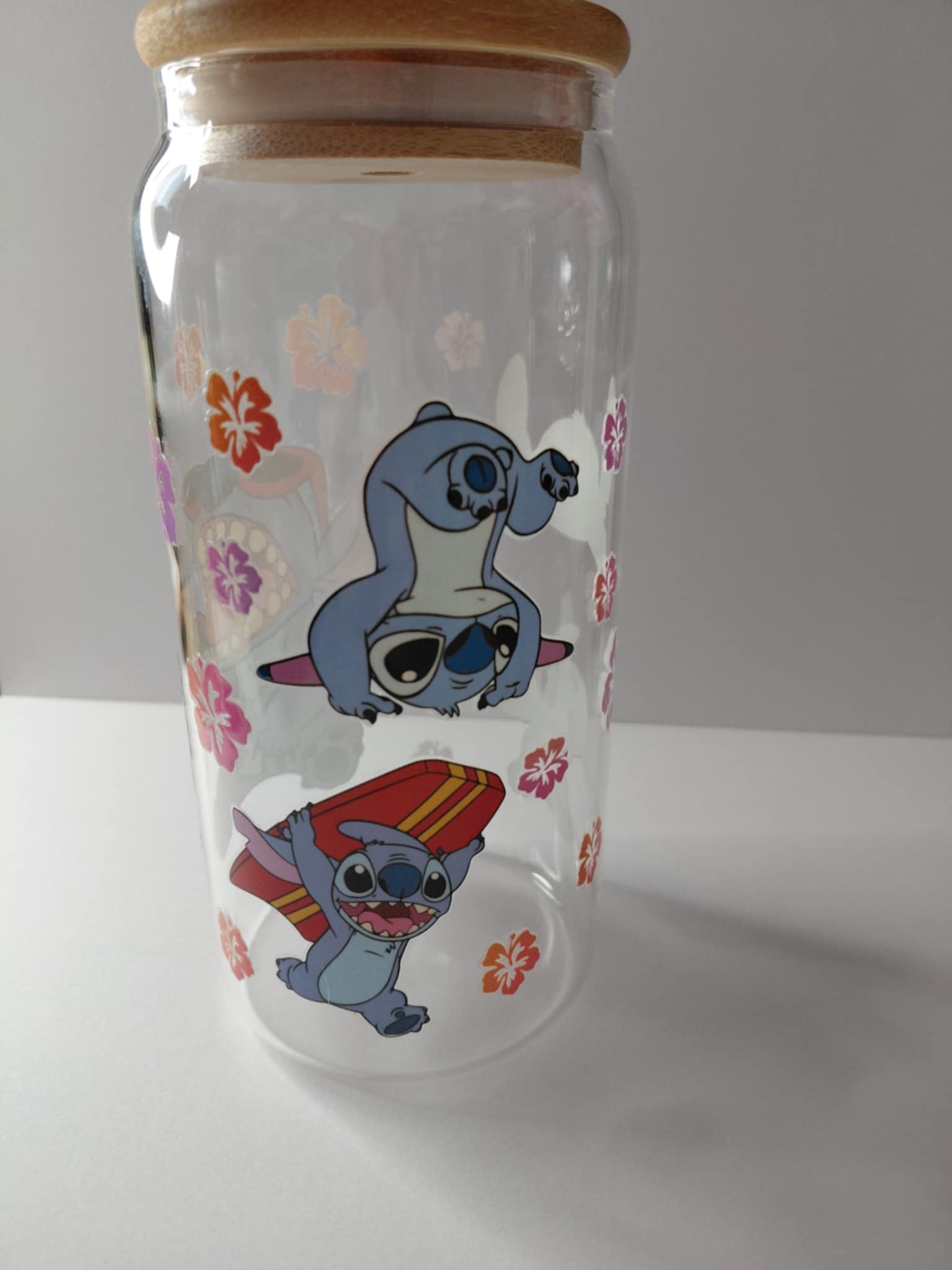 Golet en verre avec une image de stitch et des fleur 