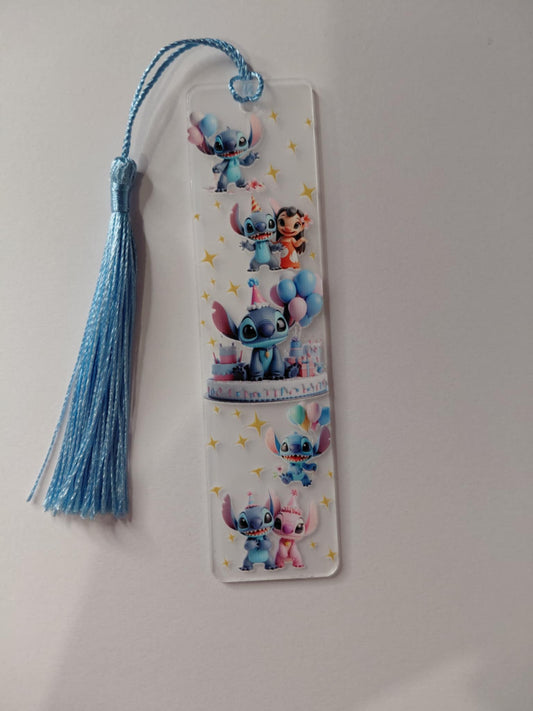 marque pages pompon bleu avec des Etoile 