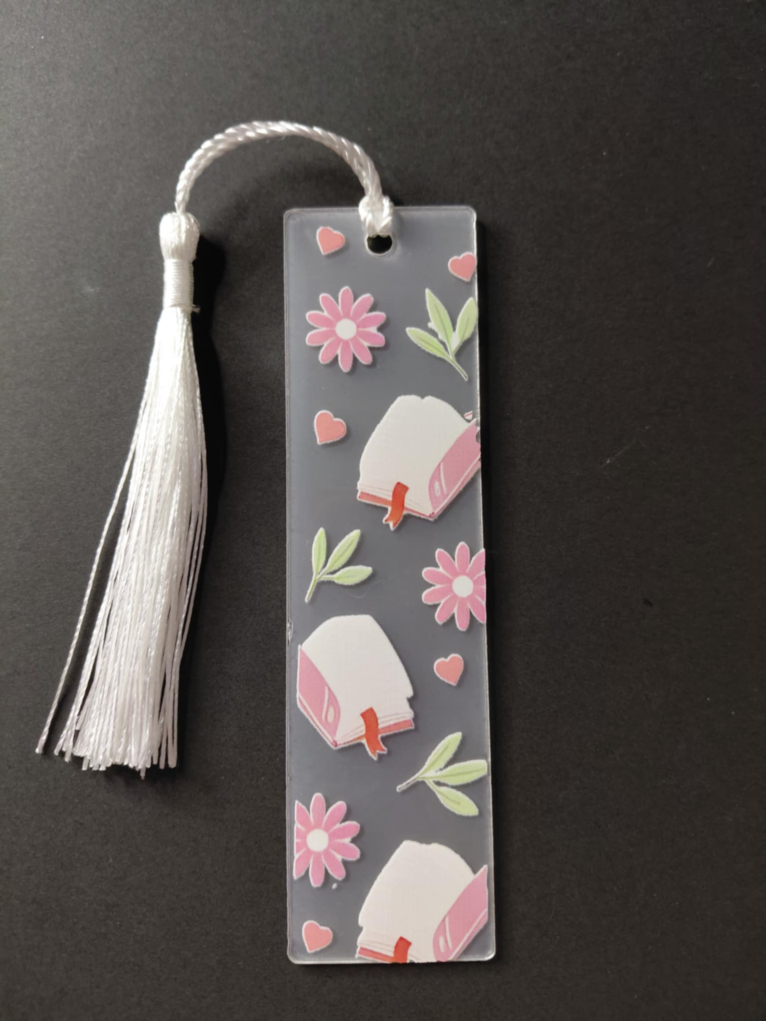 marque pages avec une image avec des fleur des coeur 
