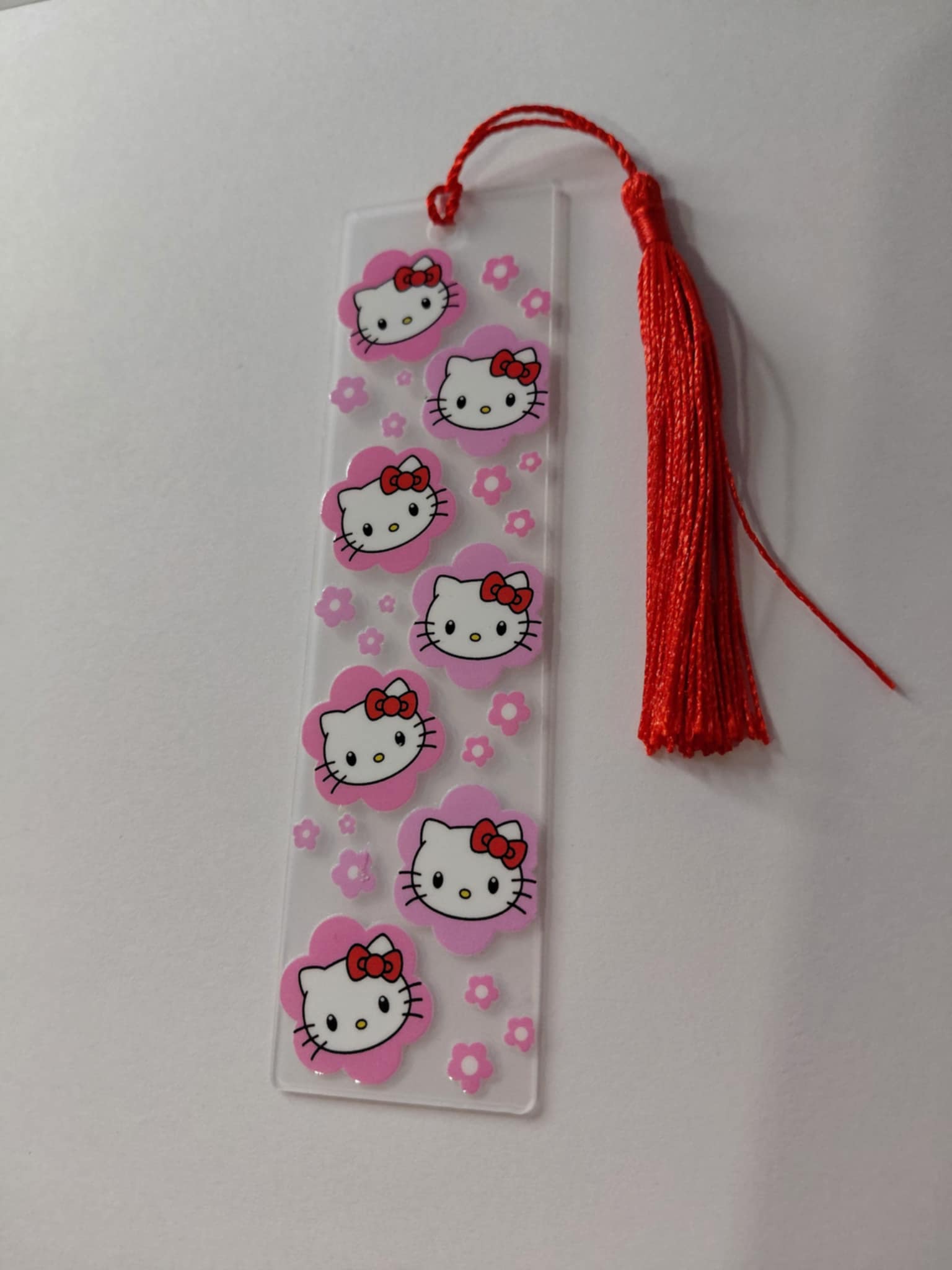 Marque pages avec une image de kitty pompon rouge