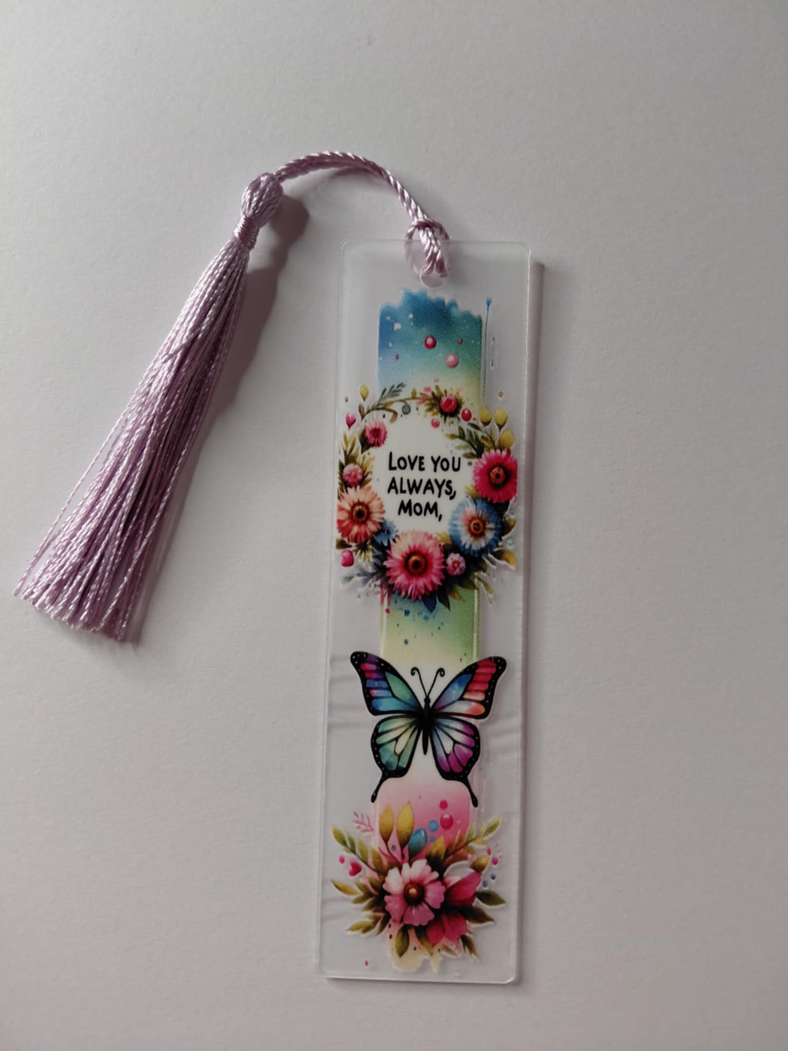 Marque pages avec une image papillon fleur pompon viole 