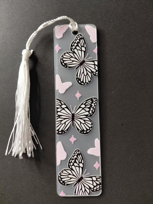 marque pages avec un pompon blanc avec une image de papillon 