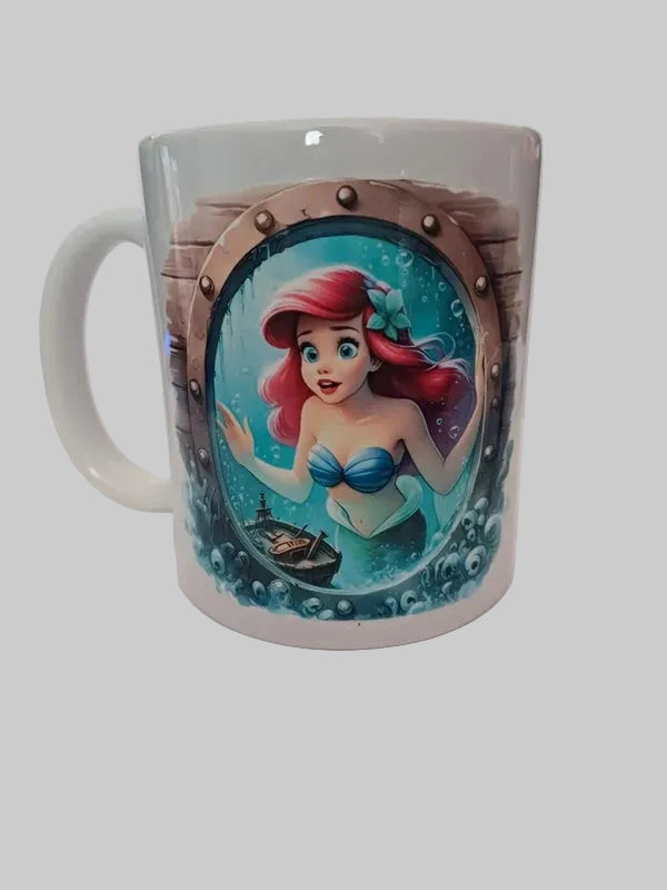 Plongez dans l'univers féerique avec ce mug blanc orné d'une illustration de sirène captivante. Parfait pour vos moments de détente, il allie design poétique et fonctionnalité quotidienne. Sa surface lisse en céramique garantit une excellente tenue en main et une durabilité remarquable. Idéal comme cadeau pour les amateurs de mythologie marine ou simplement pour ajouter une touche de magie à votre cuisine. Un accessoire incontournable pour les esprits rêveurs.