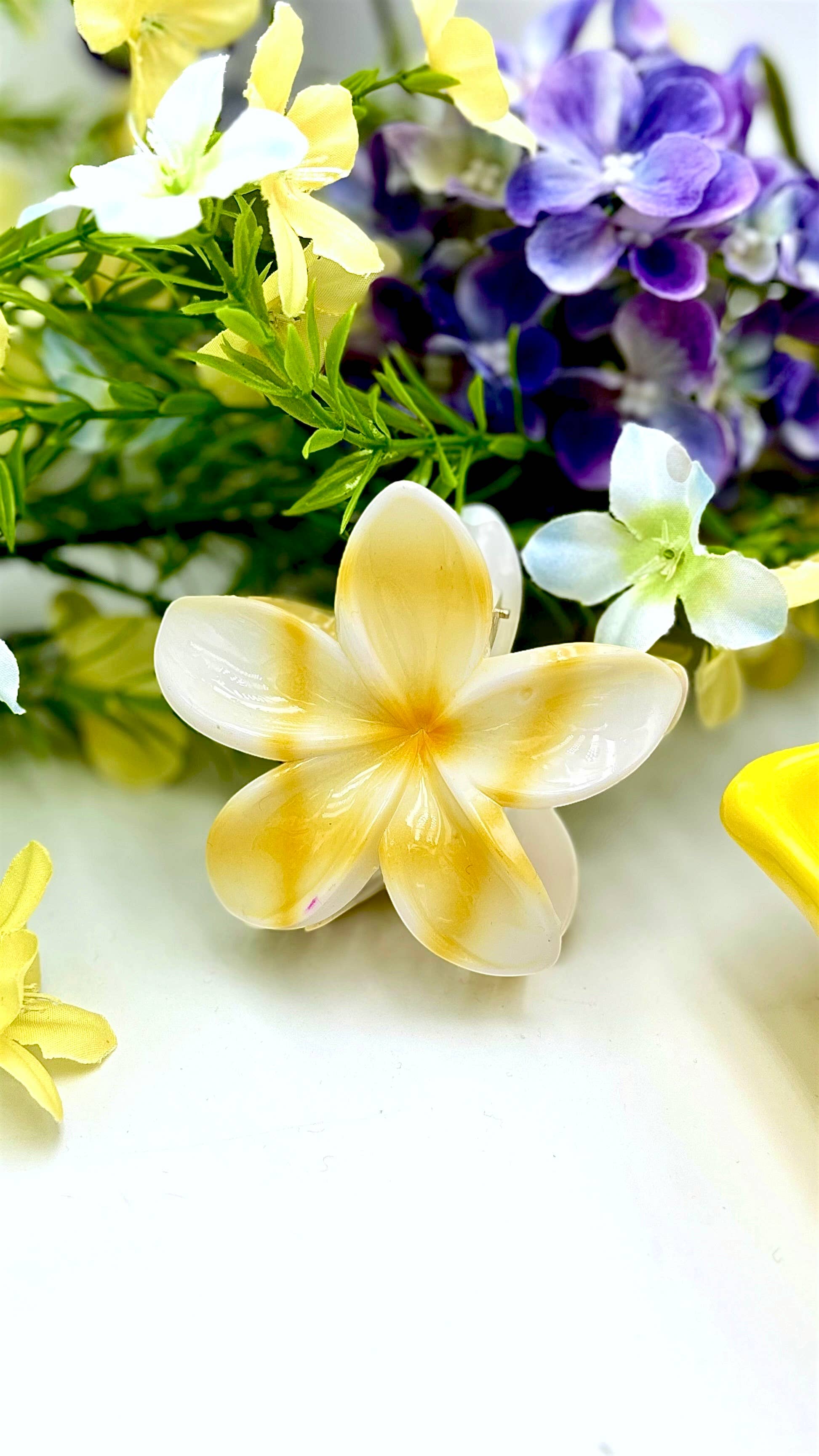 Apportez une touche de douceur à votre coiffure avec cette pince à cheveux en forme de fleur
