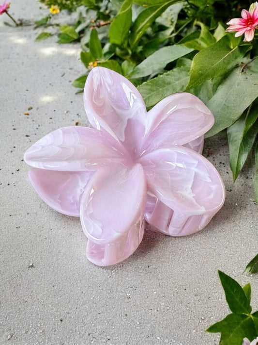 Apportez une touche de douceur à votre coiffure avec cette pince à cheveux en forme de fleur