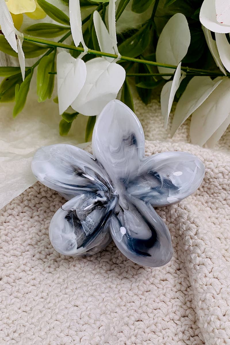 Apportez une touche de douceur à votre coiffure avec cette pince à cheveux en forme de fleur