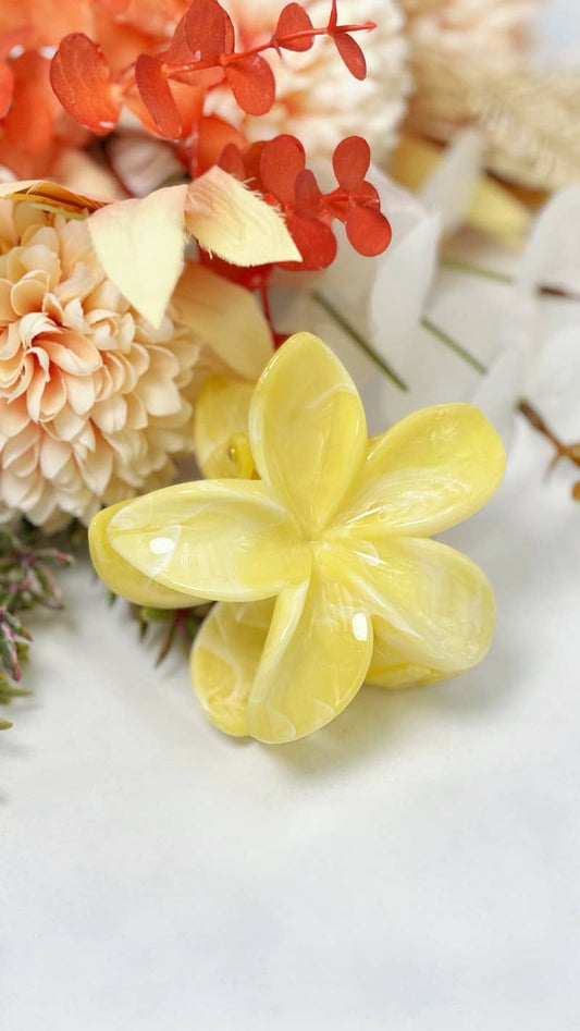 Apportez une touche de douceur à votre coiffure avec cette pince à cheveux en forme de fleur