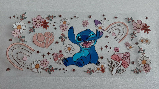 stitch est avec des fleur est des champignon 