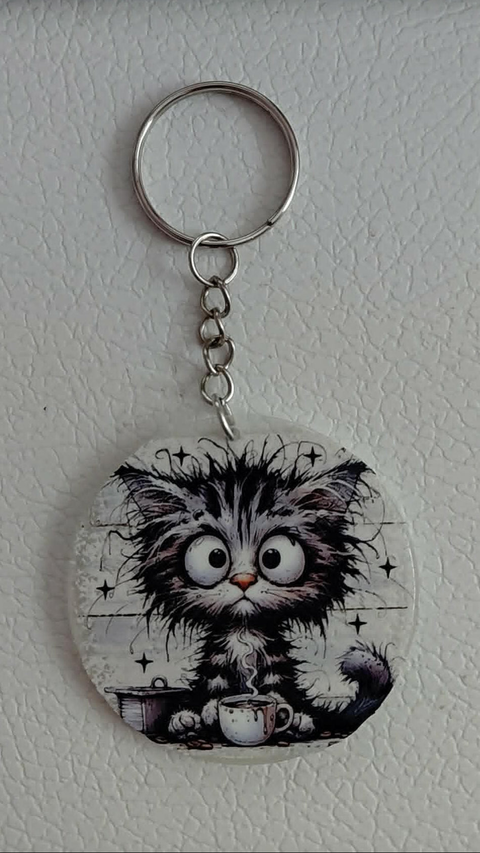 un porte clés avec un chat 