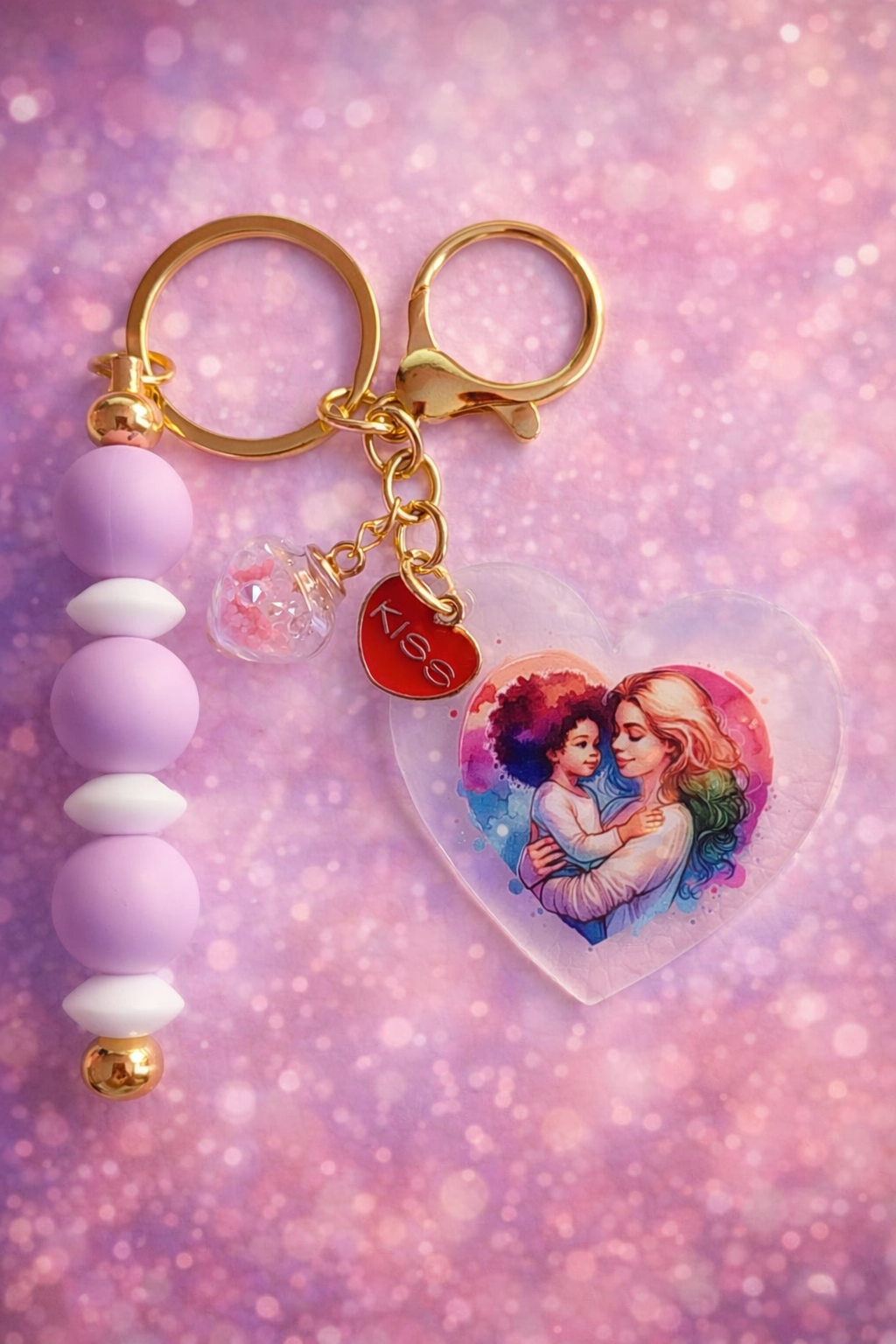 Porte clés avec un petit cœur rouge et un cœur avec des petite perle de couleur la couleur or des anneaux