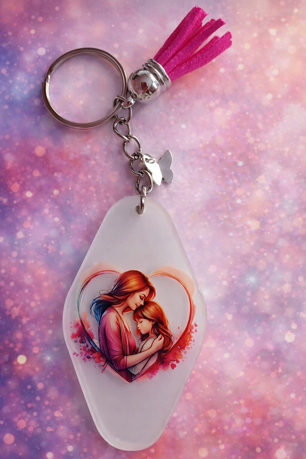 Porte clés avec petit papillon en métal et un pompon  rose 