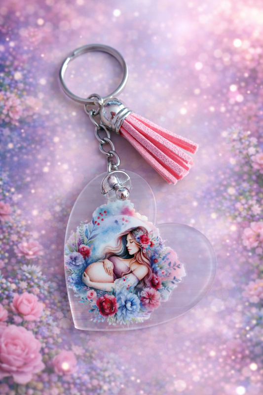 Porte clés en forme de cœur avec une femme enceinte il a une titine en métal  