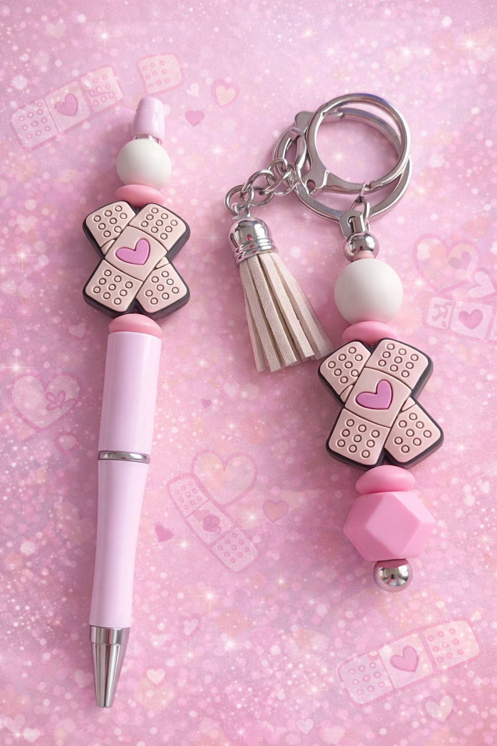 Stylo écrie en noire perle en silicone le porte clés avec des perles en silicone et un pompon  