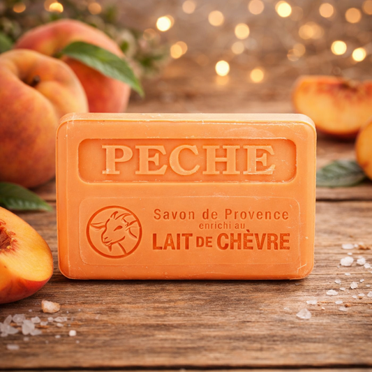 Savons artisanaux marseillais au lait de chèvre biologique et beurre de karité, enrichis du parfum délicat de pêche. 