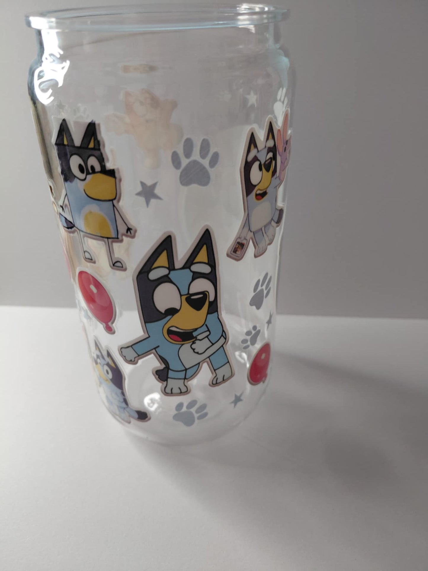 gblet avec une image avec bluey et des patte des chien 