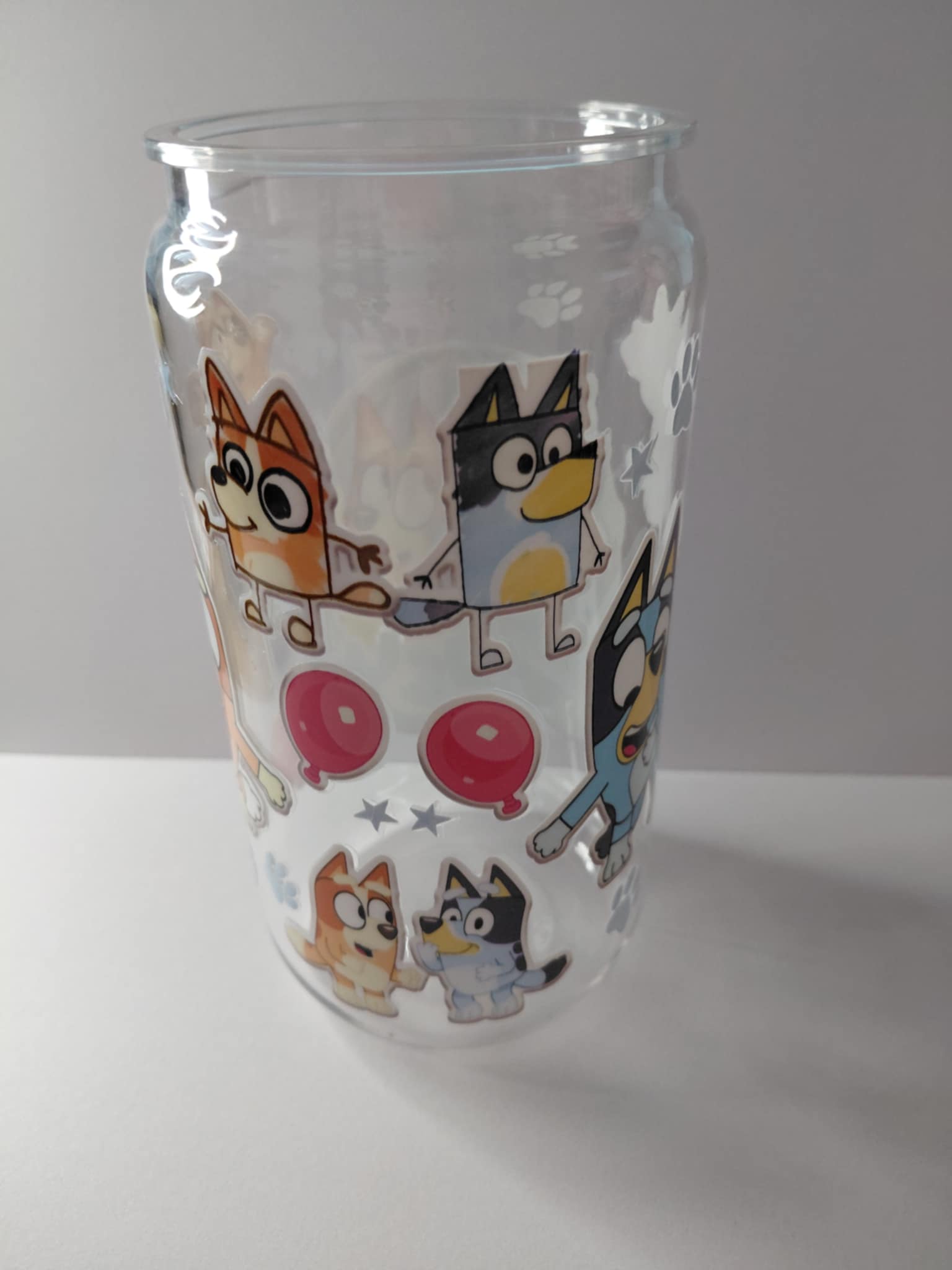 goblet avec une image de ballon de bluey et bingo 