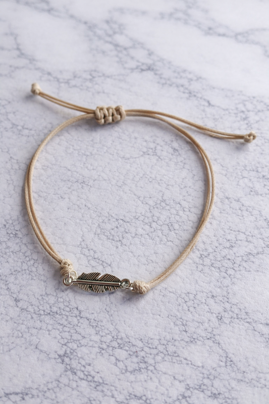 Bracelet réglable en cordon marron clair ,  Convient à la plupart des poignets.