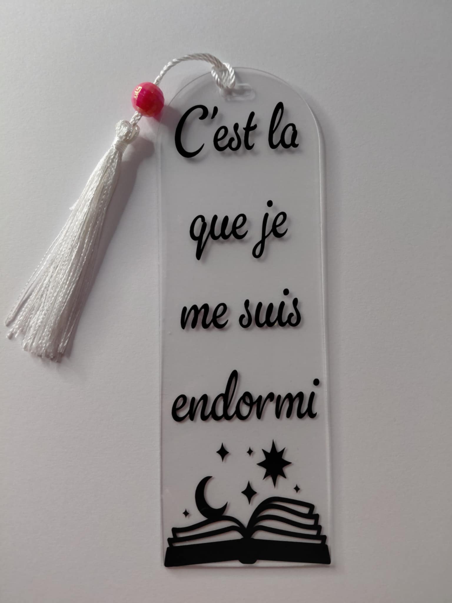 grand marque pages faire a la main avec une perle en plastique 