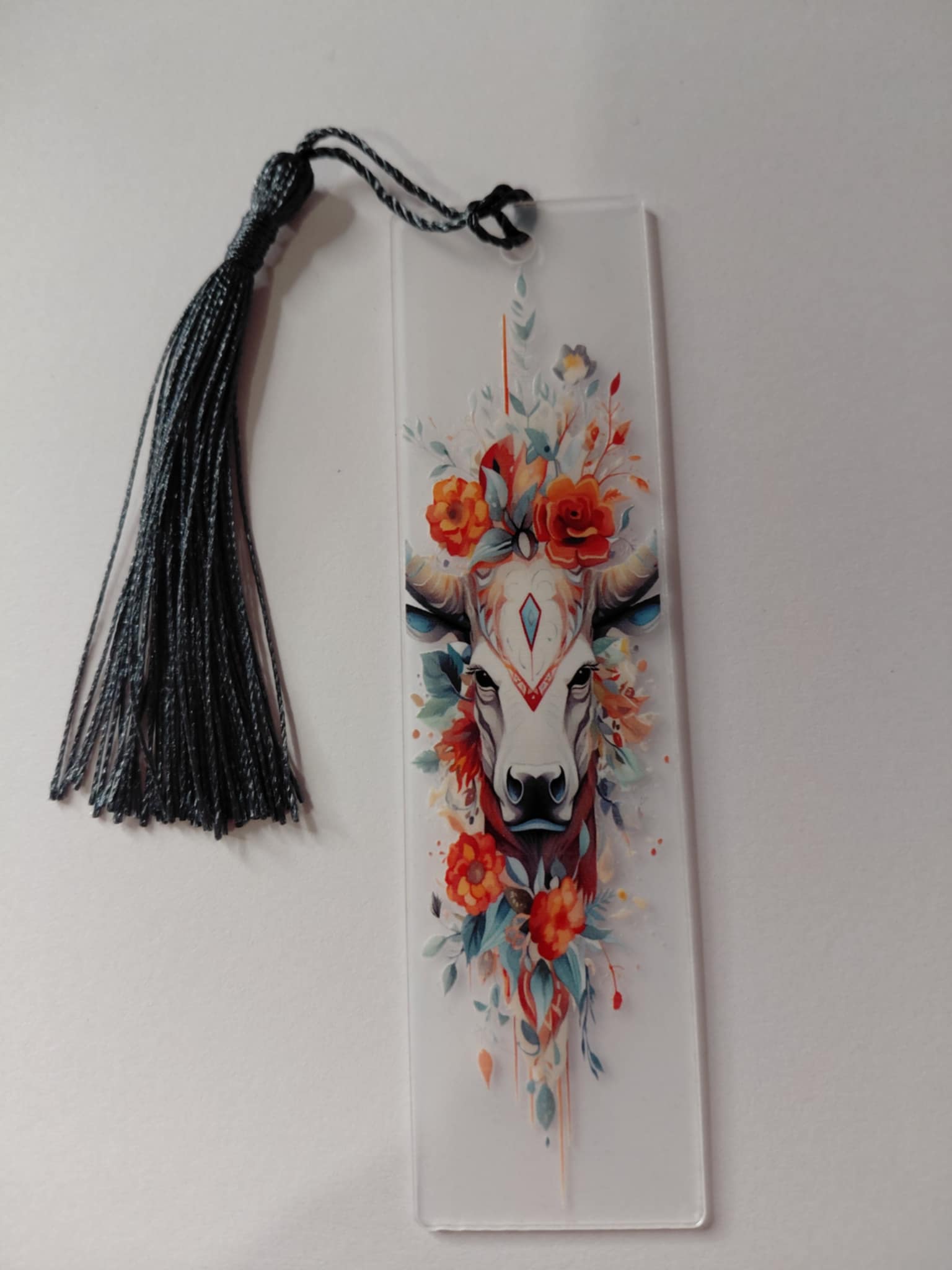Marque pages avec une image de vache avec des fleur pompon gris 