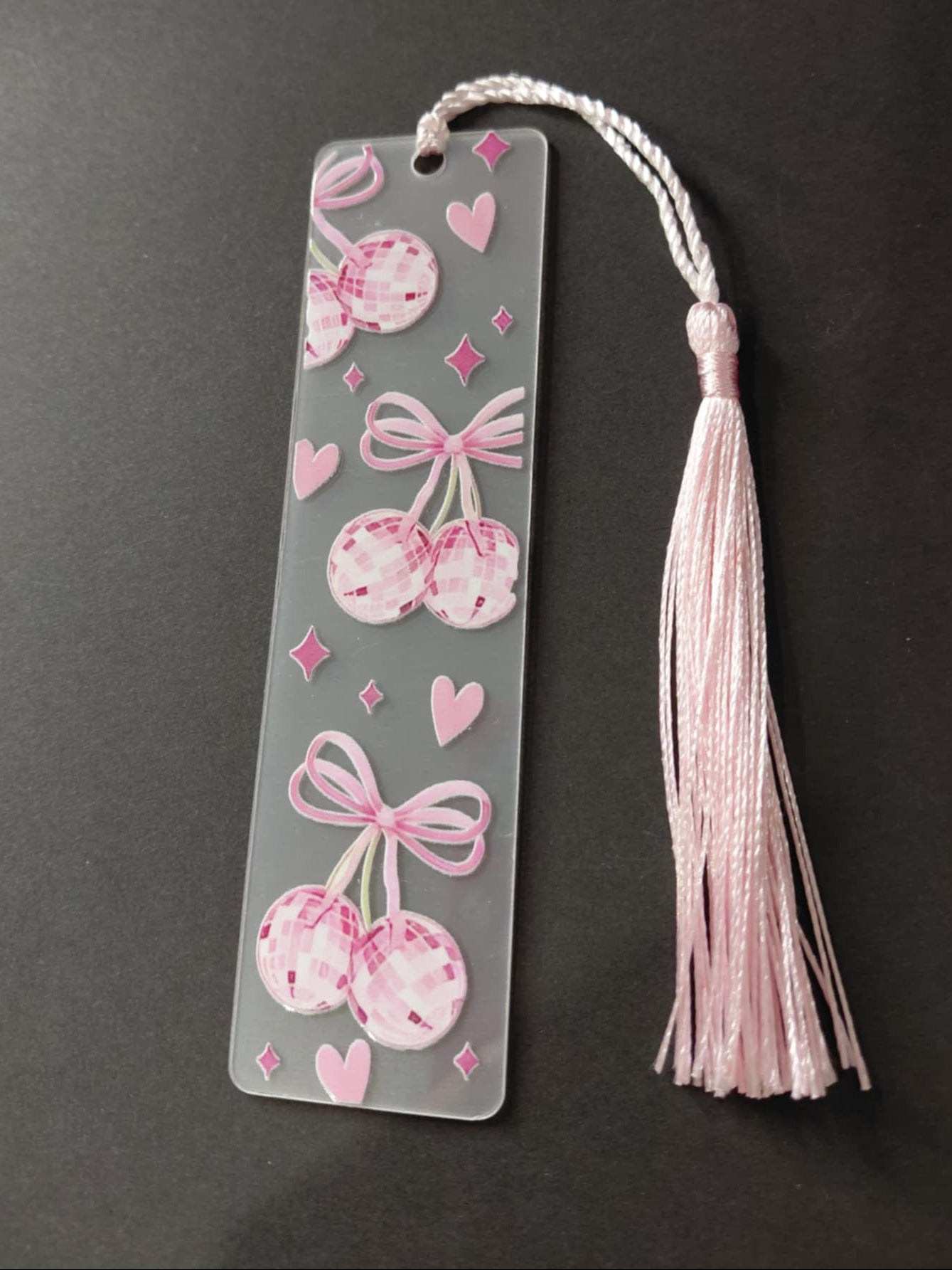 Marque pages avec une image avec des coeur  pompon rose 