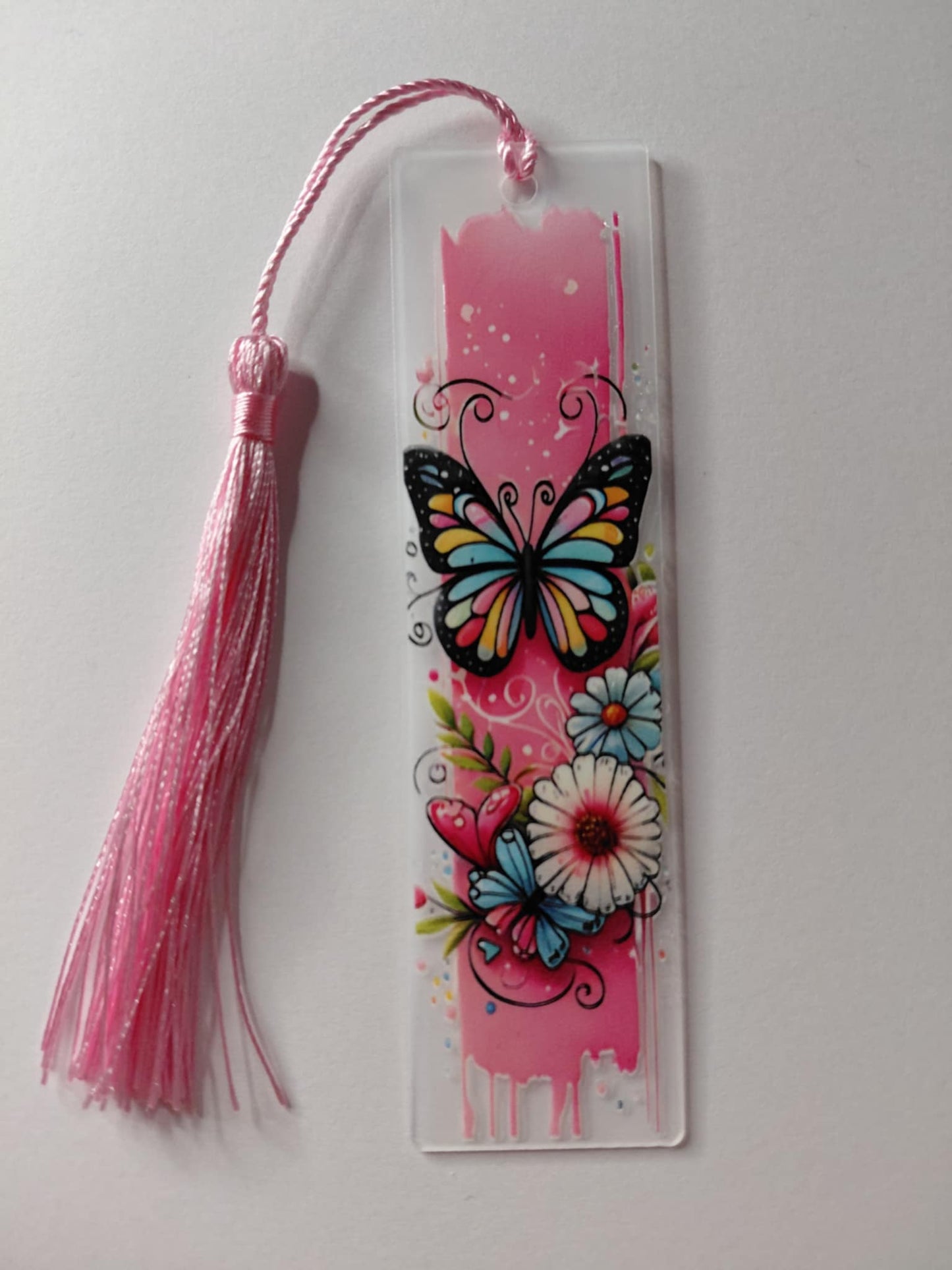Marque pages avec une image de papillon et des fleur  pompon rose
