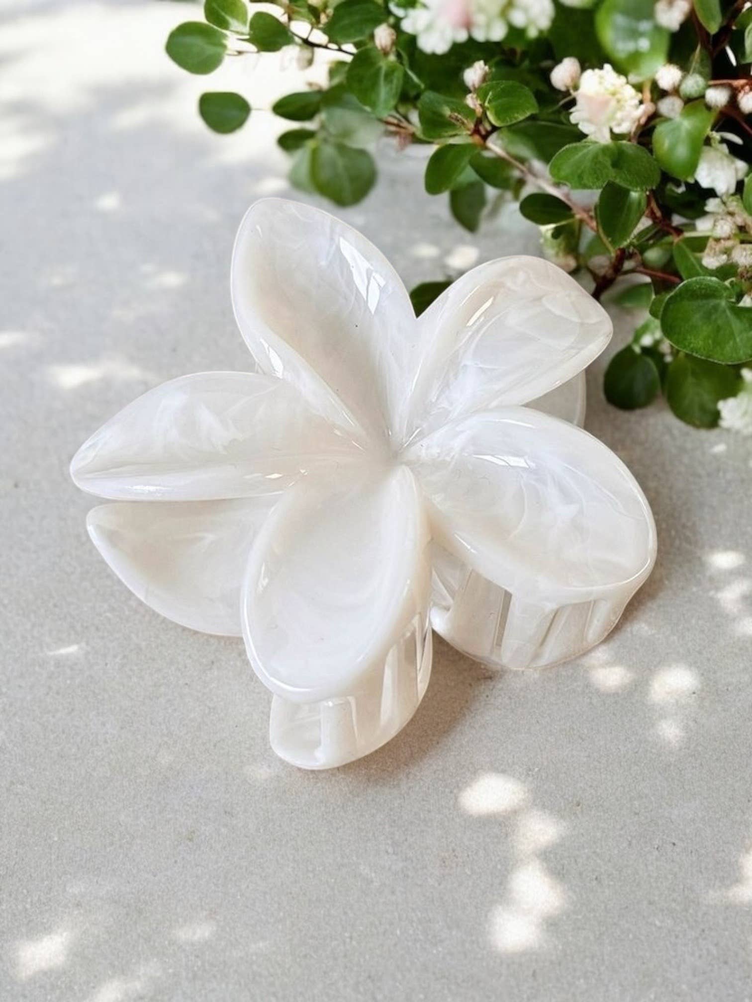 Apportez une touche de douceur à votre coiffure avec cette pince à cheveux en forme de fleur